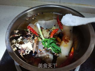 红辣椒香菜炒卤猪皮的做法步骤：6