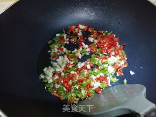 红辣椒香菜炒卤猪皮的做法步骤：7