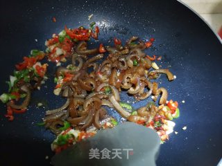 红辣椒香菜炒卤猪皮的做法步骤：8