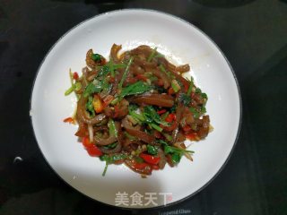 红辣椒香菜炒卤猪皮的做法步骤：11