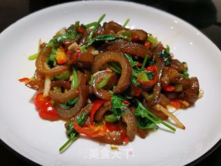 红辣椒香菜炒卤猪皮的做法步骤：12