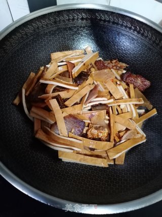 腊肉炒豆腐干的做法步骤：6