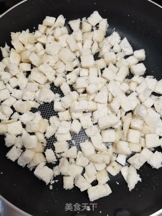 酥炒馒头丁的做法步骤：2