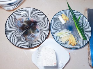 鱼头汤的做法步骤：1
