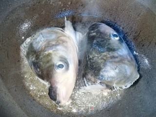 鱼头汤的做法步骤：3