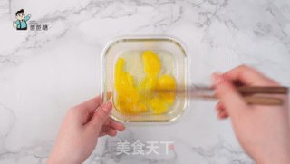 简单好吃的快手早餐吐司肉松卷的做法步骤：1