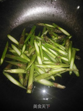 芦笋炒腊肠的做法步骤：1