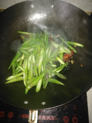 芦笋炒腊肠的做法步骤：6