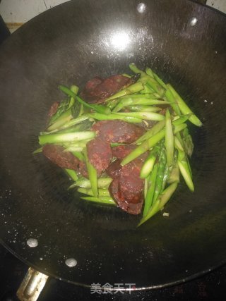 芦笋炒腊肠的做法步骤：7
