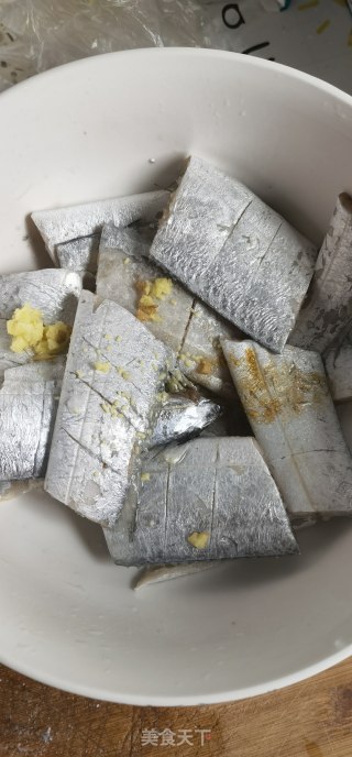 简单版炸带鱼的做法步骤：1