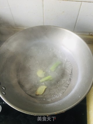 白灼北极虾的做法步骤：1