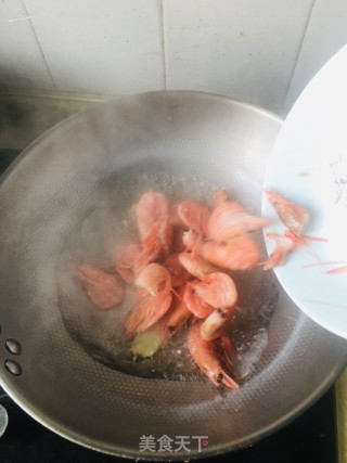 白灼北极虾的做法步骤：2