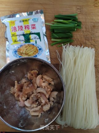 榨菜肉丝汤米粉的做法步骤：1