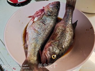 清蒸鲈鱼的做法步骤：1