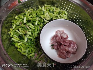 肉末炒蒜薹的做法步骤：1