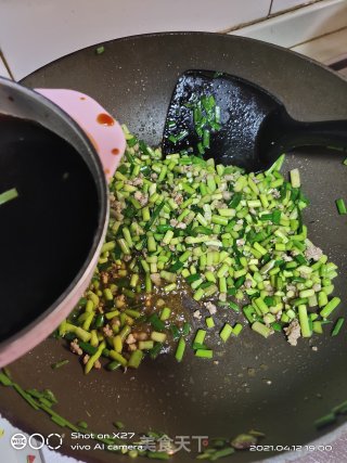 肉末炒蒜薹的做法步骤：3
