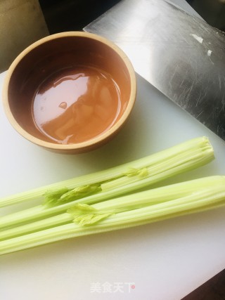 盐渍芹菜心的做法步骤：1