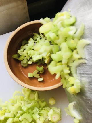 盐渍芹菜心的做法步骤：3