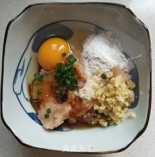 鸡肉丸烧豆腐泡的做法步骤：1