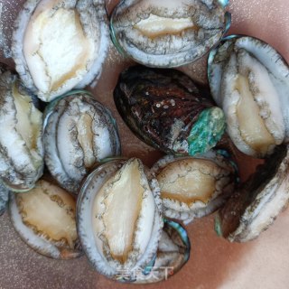 蒜香鲍鱼肉汤粉的做法步骤：2