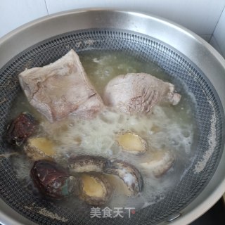 蒜香鲍鱼肉汤粉的做法步骤：5