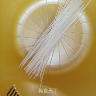 蒜香鲍鱼肉汤粉的做法步骤：11
