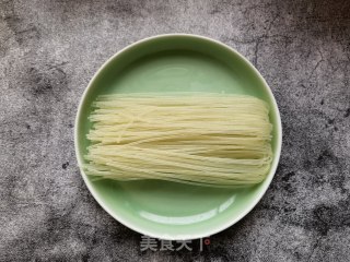 蒜蓉鸡蛋汤米粉的做法步骤：1