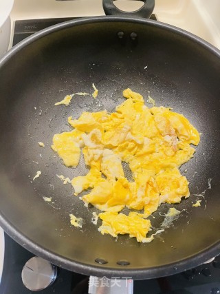 红菠菜炒鸡蛋的做法步骤：1