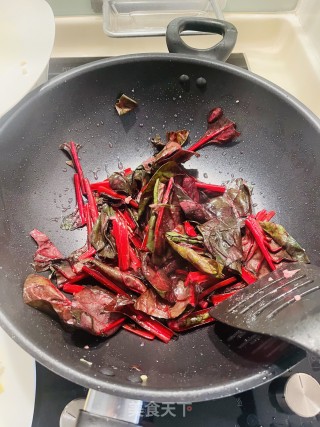 红菠菜炒鸡蛋的做法步骤：5