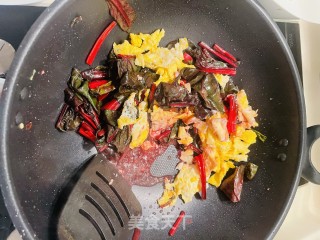 红菠菜炒鸡蛋的做法步骤：7