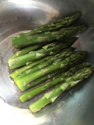 芦笋拼蒜苔的做法步骤：1