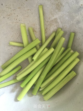 芦笋拼蒜苔的做法步骤：2