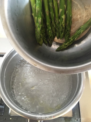芦笋拼蒜苔的做法步骤：5