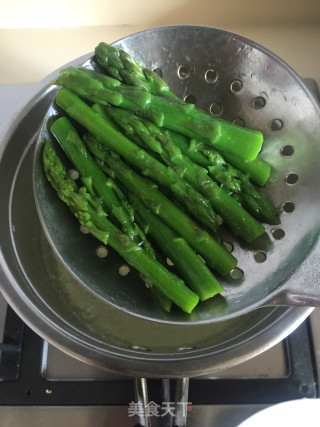 芦笋拼蒜苔的做法步骤：6
