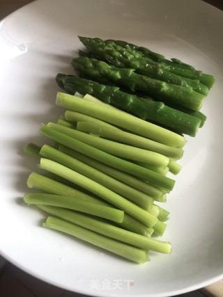 芦笋拼蒜苔的做法步骤：7
