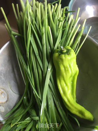墨鱼炒韭菜的做法步骤：1