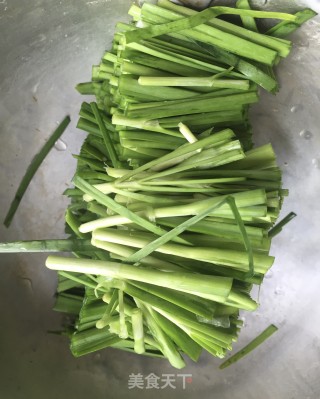 墨鱼炒韭菜的做法步骤：3