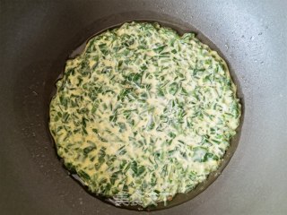 香椿鸡蛋煎饼的做法步骤：10