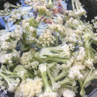 腊肉炒菜花的做法步骤：2