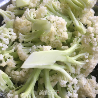 腊肉炒菜花的做法步骤：3
