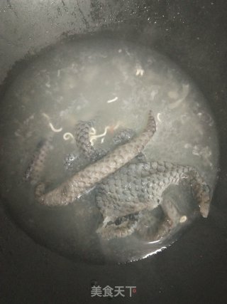鱼皮牛筋丸泡香菇面的做法步骤：2