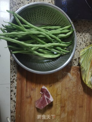 干煸豆角的做法步骤：1