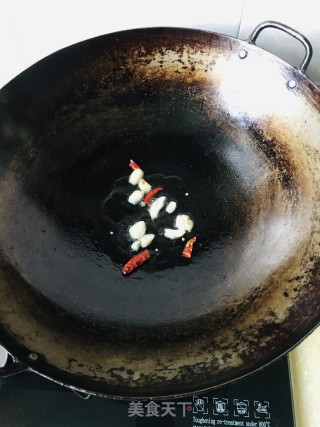 芹菜炒腊肉的做法步骤：3