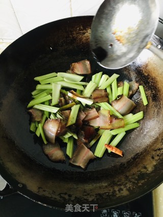 芹菜炒腊肉的做法步骤：5