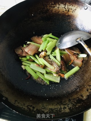 芹菜炒腊肉的做法步骤：6