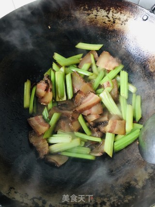 芹菜炒腊肉的做法步骤：7