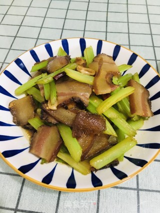 芹菜炒腊肉的做法步骤：8
