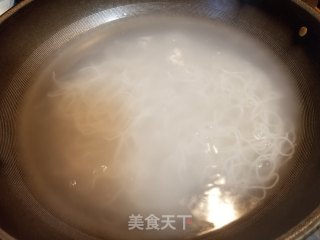 青菜鸡蛋米粉的做法步骤：1