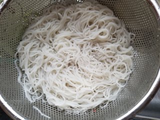 青菜鸡蛋米粉的做法步骤：2