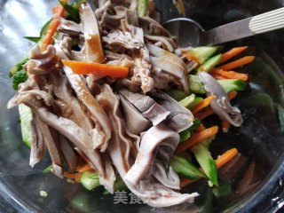 小黄瓜拌猪肚的做法步骤：10